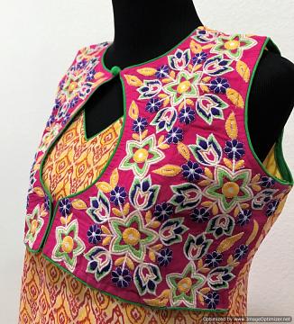 Sleeveless Yellow chiffon kurti with Pink jacket side view