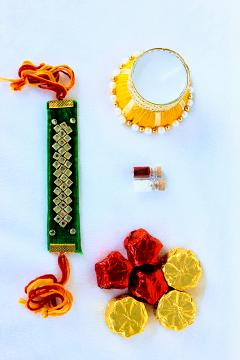 Kundan Rakhi Set Kundan Rakhi Set