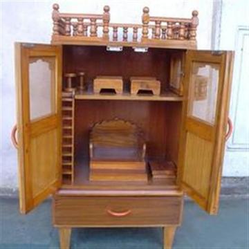Wooden Altar / Pushtimarg Temple Wooden Altar / Pushtimarg Temple