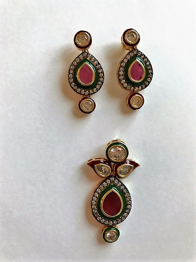 Traditional Red Kundan Diamond Motifs Pendant & Earrings Imitation Set