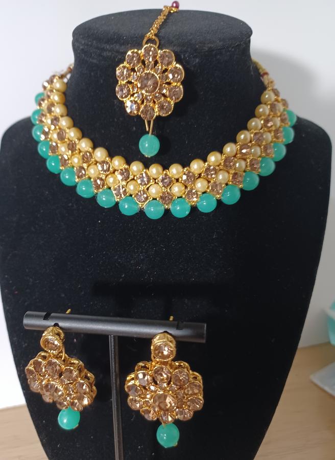 Indian Fashion Jewellery, kundan & pearl choker necklace with earrings. Indian Fashion Jewellery, kundan & pearl choker necklace with earrings.