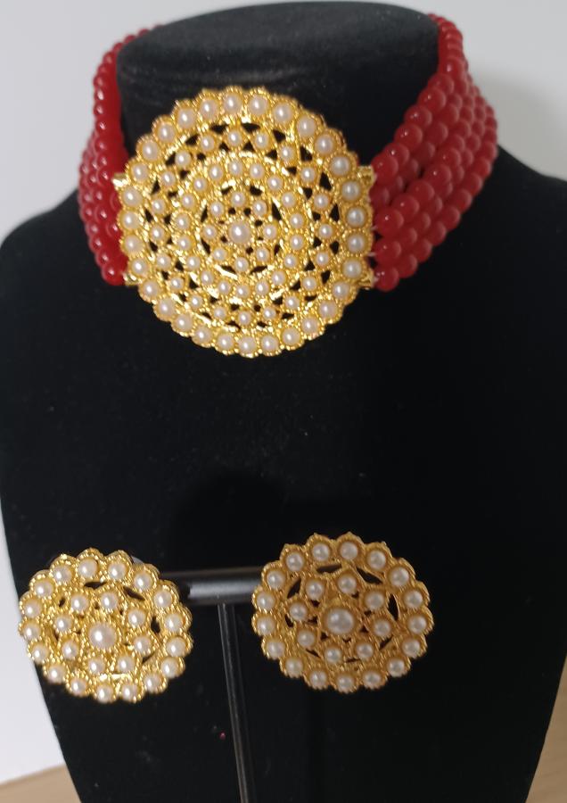 Indian Fashion Jewellery, kundan & pearl choker necklace with earrings. Indian Fashion Jewellery, kundan & pearl choker necklace with earrings.