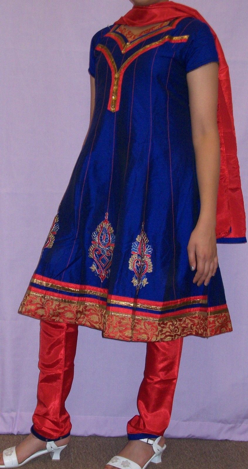 Girl’s Blue Anarkali Suit w/ Tilla & Thread Work 9 to 11 Year Size Girl’s Blue Anarkali Suit w/ Tilla & Thread Work 9 to 11 Year Size