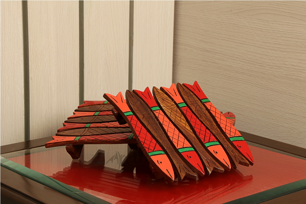 Trendy Fish Shaped Wood Coaster - 5 x 4