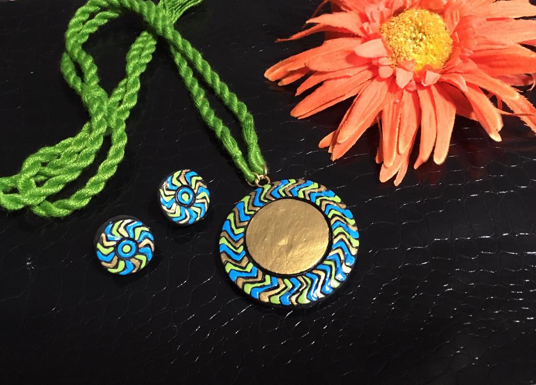 Blue and Green Zig Zag Pendant in Long Cotton Thread Adjustable rope Blue and Green Zig Zag Pendant in Long Cotton Thread Adjustable rope