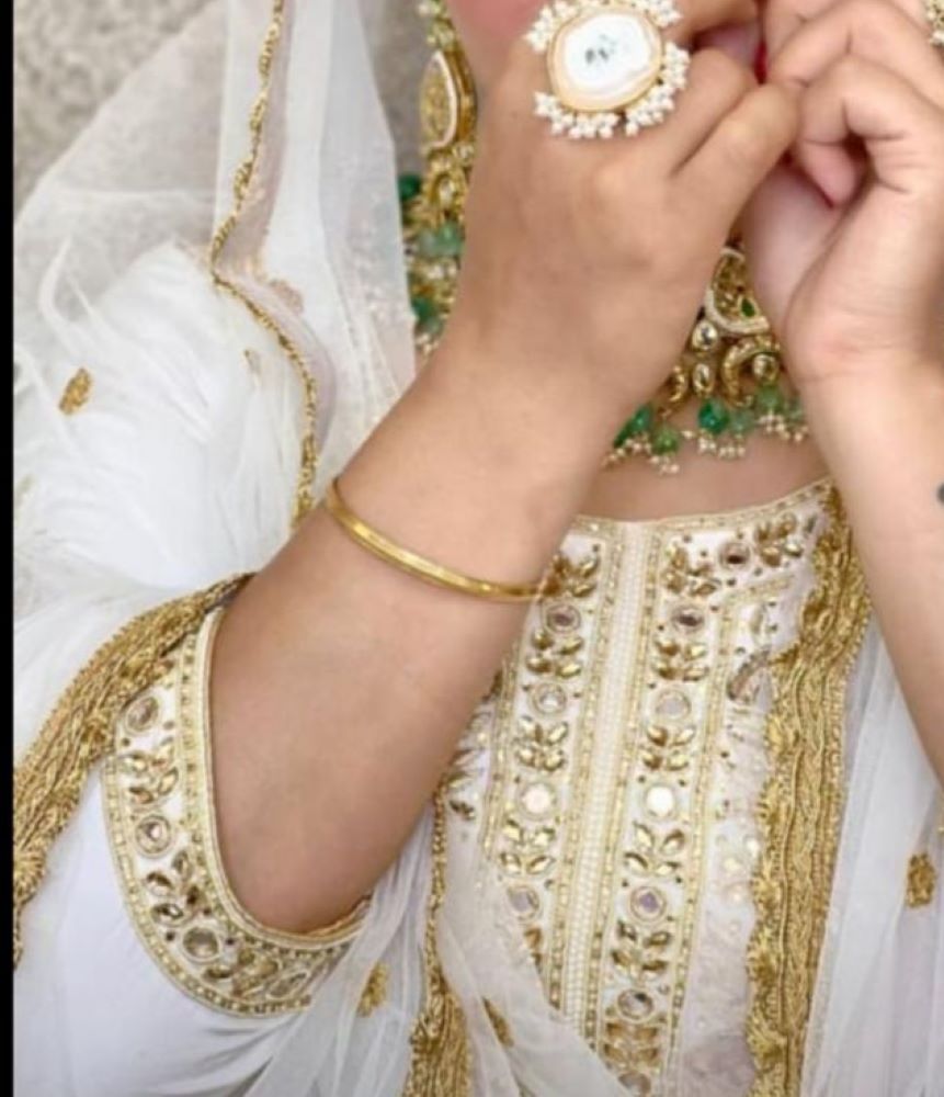 White Silk Gold Detail Salwar Kameez Dupatta (Medium) White Silk Gold Detail Salwar Kameez Dupatta (Medium)