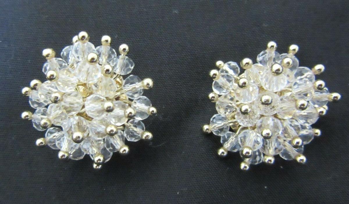 Beautifully Designed Golden Tone Flower Stud Earrings Beautifully Designed Golden Tone Flower Stud Earrings