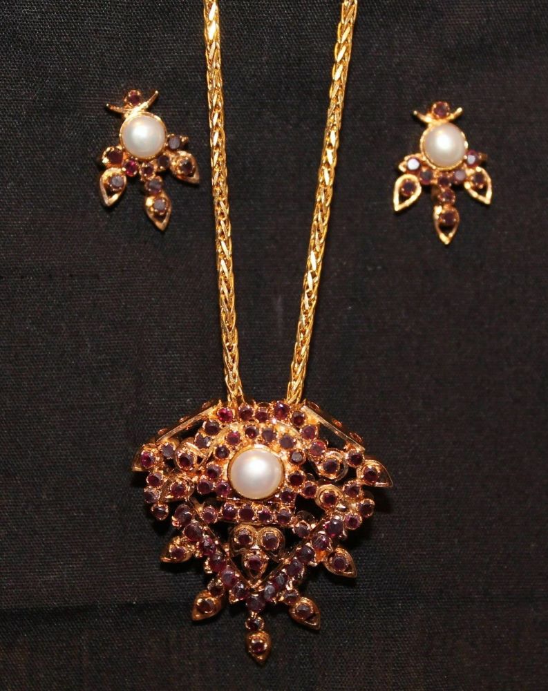 Pendant 0080 Gold Impression Garnet Pearl Pendant Earrings Set