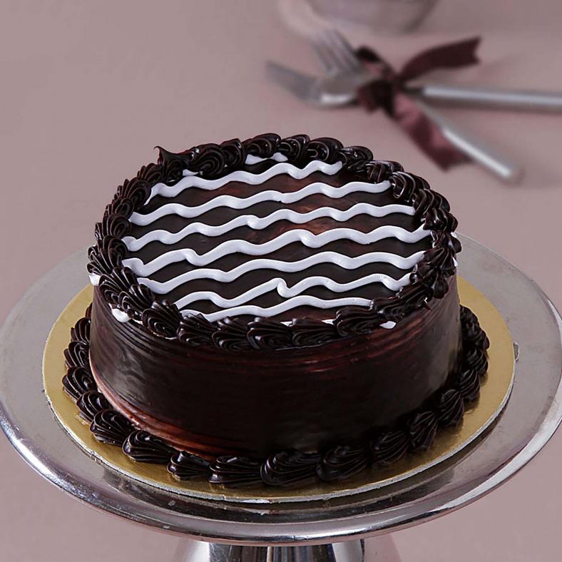Order Creamy Chocolate Cake Half Kg Online at Best Price, Free Delivery|IGP  Cakes | Chocolate cake designs, Creamy chocolate, Premium chocolate