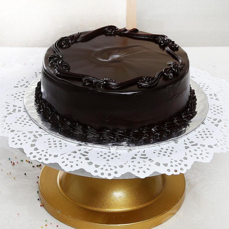 Half Kg Frosty Round Chocolate Cake for Celebration 31517 Buy Cakes