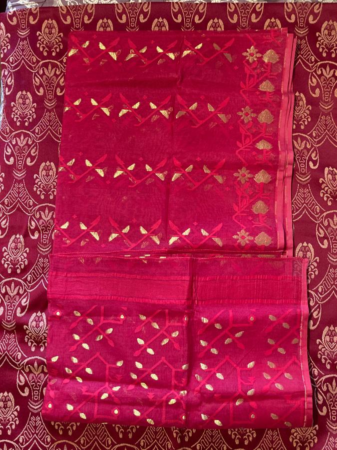 Handwoven Dhakai Jamdani Saree – Magenta with Gold Zari