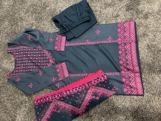 3 piece Pakistani Woman Shalwar Kameez (M)