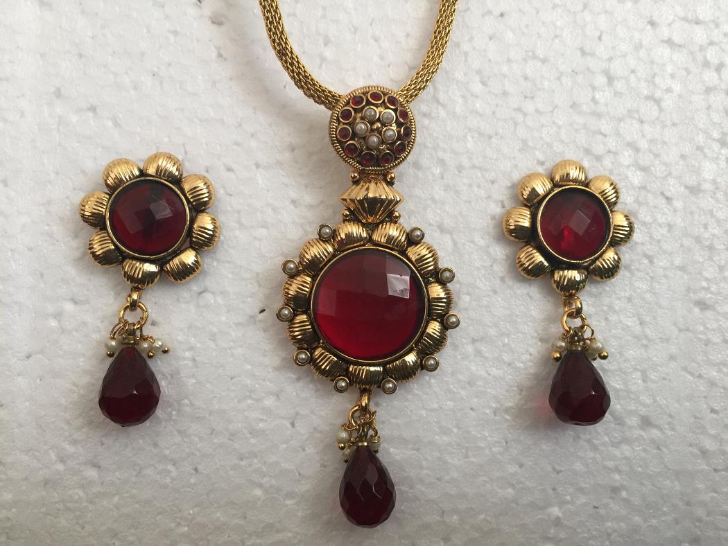 Short Golden Chain & Maroon Pendent Set With Earring Short Golden Chain & Maroon Pendent Set With Earring