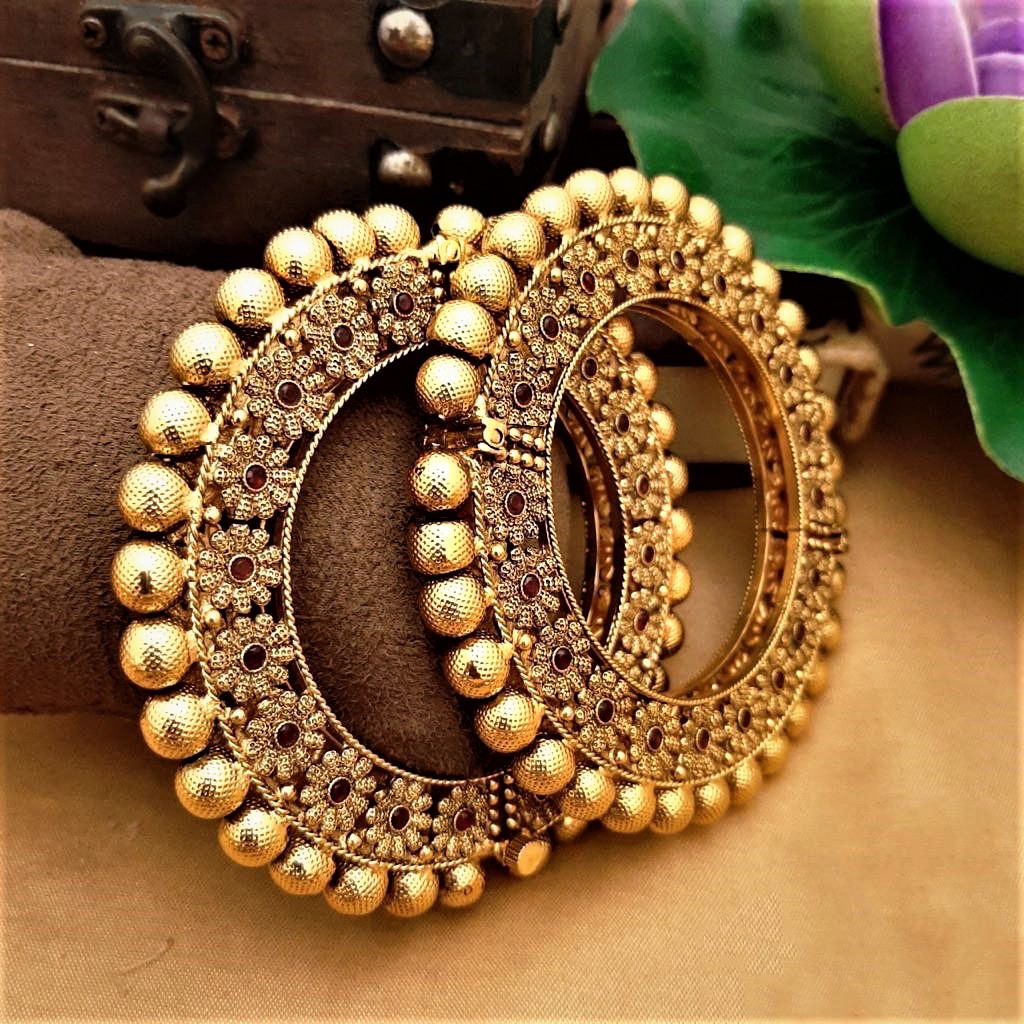 A Pair of Matt-finish Antique Style Openable Bangles w/ Stone Work A Pair of Matt-finish Antique Style Openable Bangles w/ Stone Work