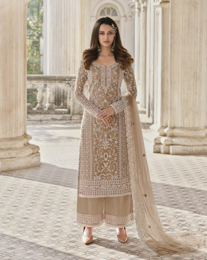 Hermosas mujeres pakistaníes en el vestido tradicional de bordado shalwar kameez | Foto Premium