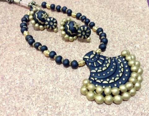 Black & Gold Semi Circle w/ Double Layer Beads Terracotta Set Black & Gold Semi Circle w/ Double Layer Beads Terracotta Set