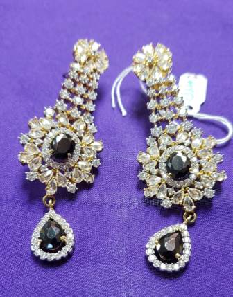 Eye Catching Earring w/ White & Black Stones Eye Catching Earring w/ White & Black Stones