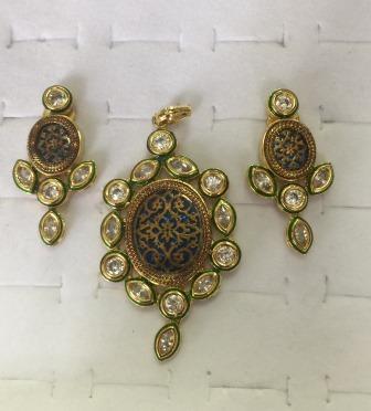 Beautiful Pendent Set with Kundan work